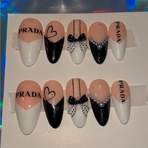 10 PC Hand Crafted B&W V French Nails NWT